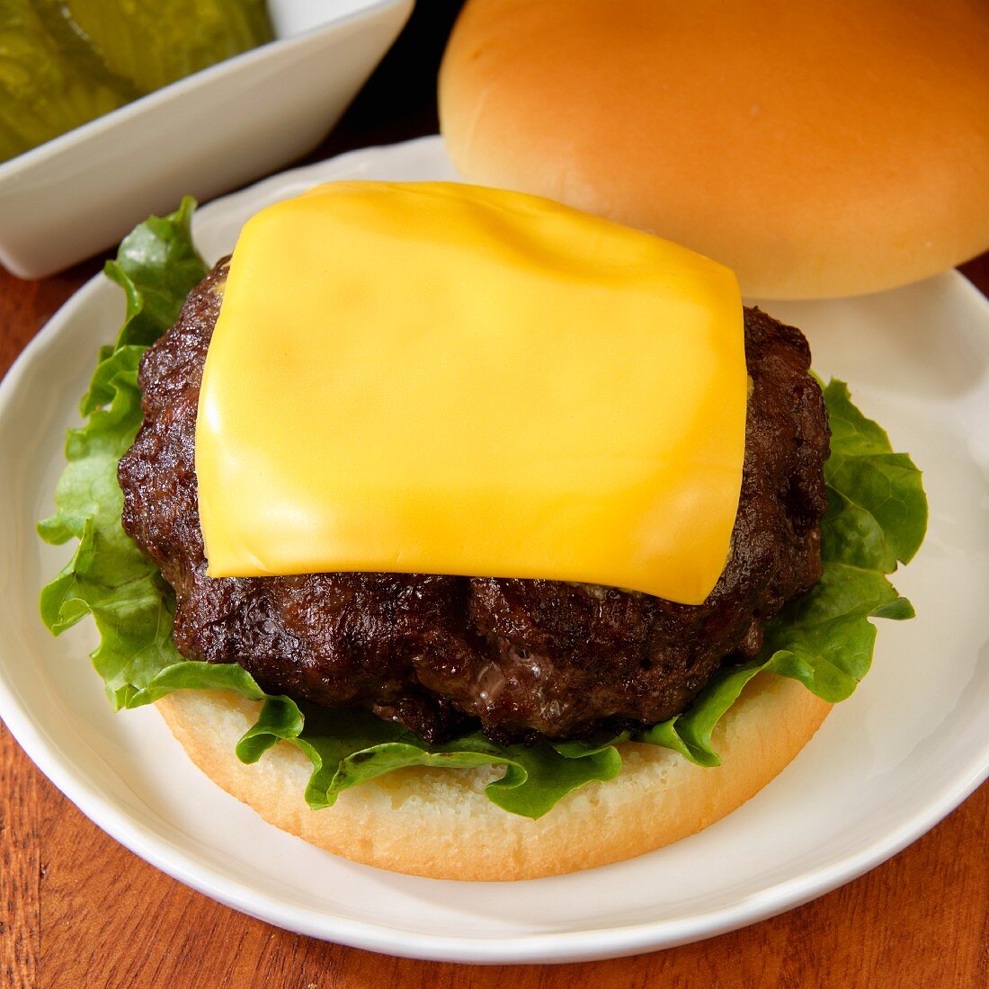 Cheeseburger with lettuce
