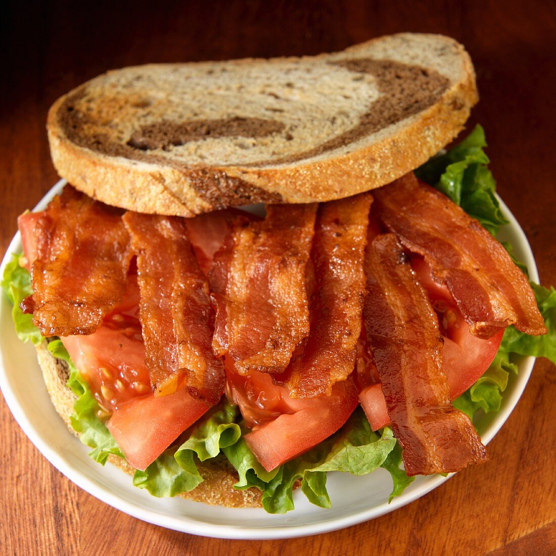Roggenbrot-Sandwich mit Bacon, Tomaten und Salat