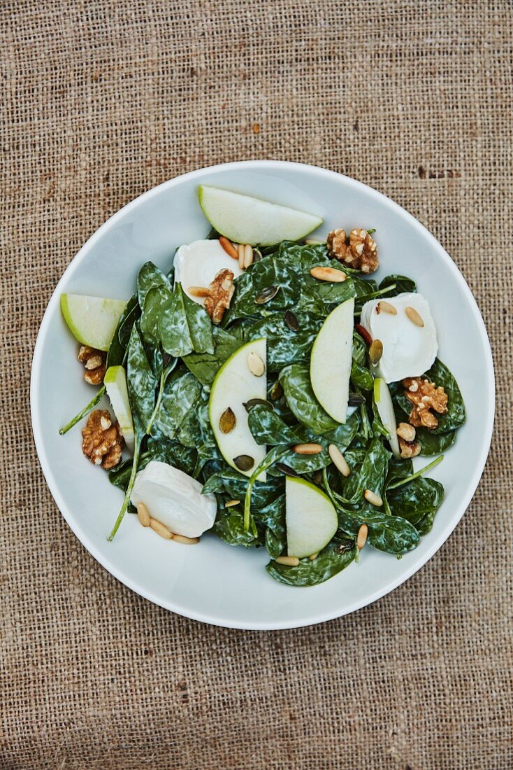 Spinach salad with goat's cheese, apple and nuts