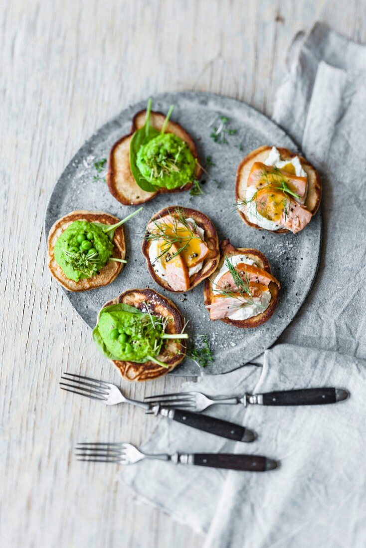 Blinis mit Pulled Lachs und Erbsen-Wasabi