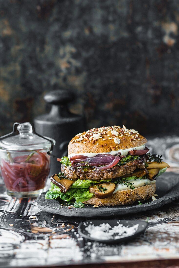 Burger mit Rehfleisch, Pilzen und Bärlauchpaste