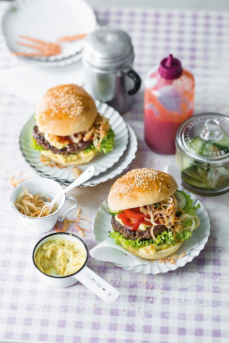 Burger mit Rindfleisch, Tomate, dänischer Remoulade, Ketchup und Röstzwiebeln