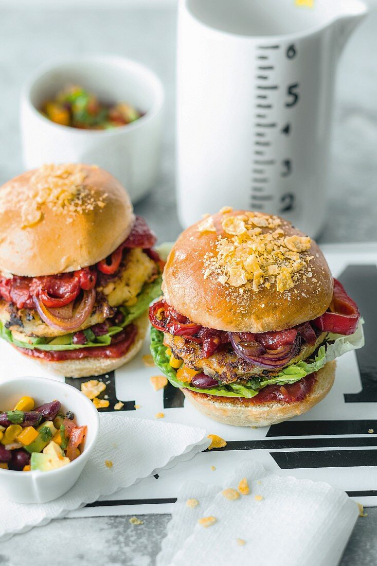 Veggi Burger mit Cheese-Patty, Grillgemüse und Mais-Bohnen-Salat