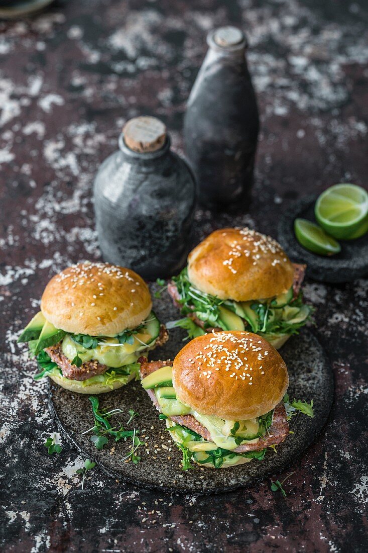 Sandwich mit Sesam-Thunfisch, Gurke, Avocado, Wasabi-Mayo und Algensalat