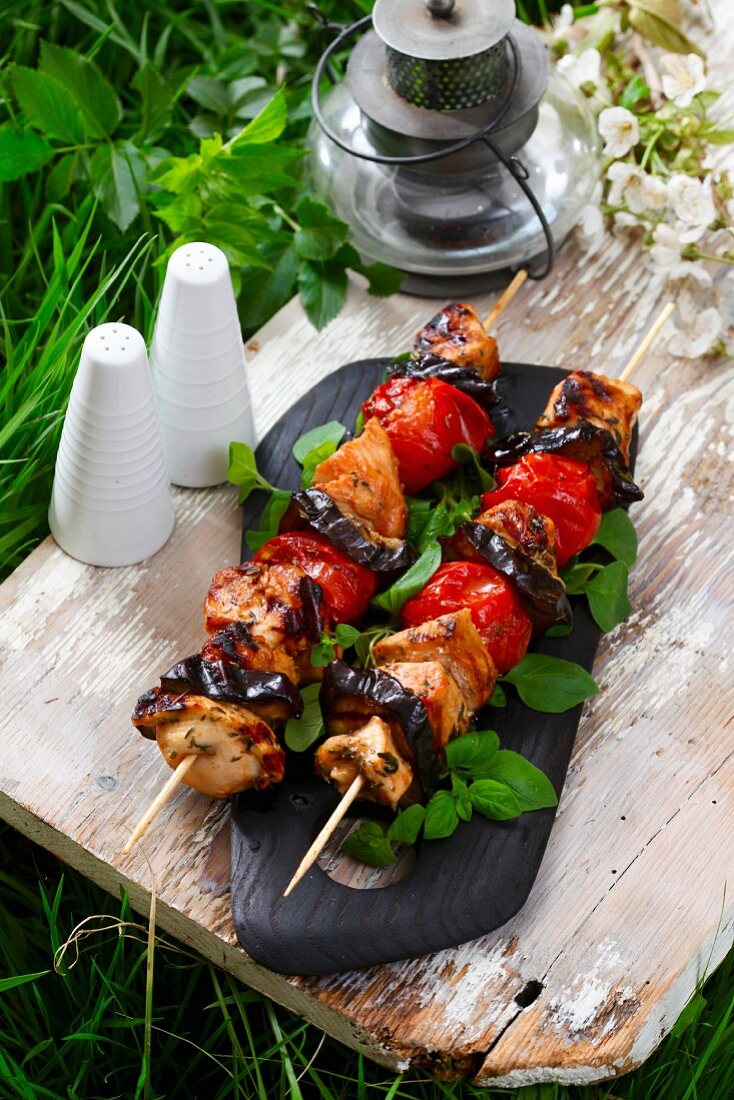 Grilled chicken skewers with aubergine and tomato