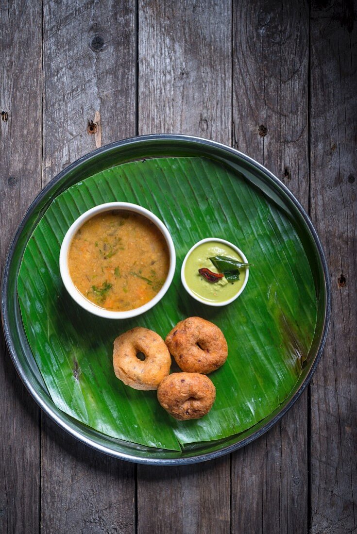 Medu Vada mit Sambhar und Kokosnuss-Chutney (Indien)