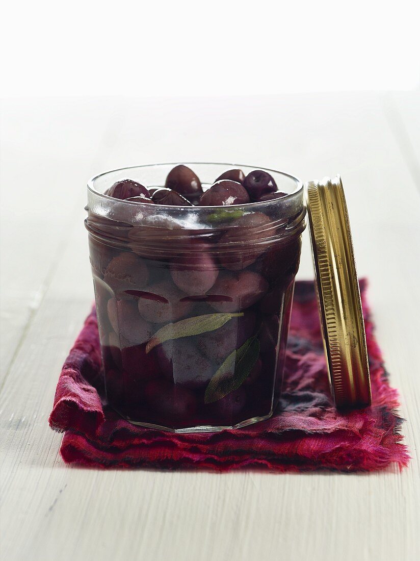 Lacto-fermentierte Oliven mit Salbei im Weckglas