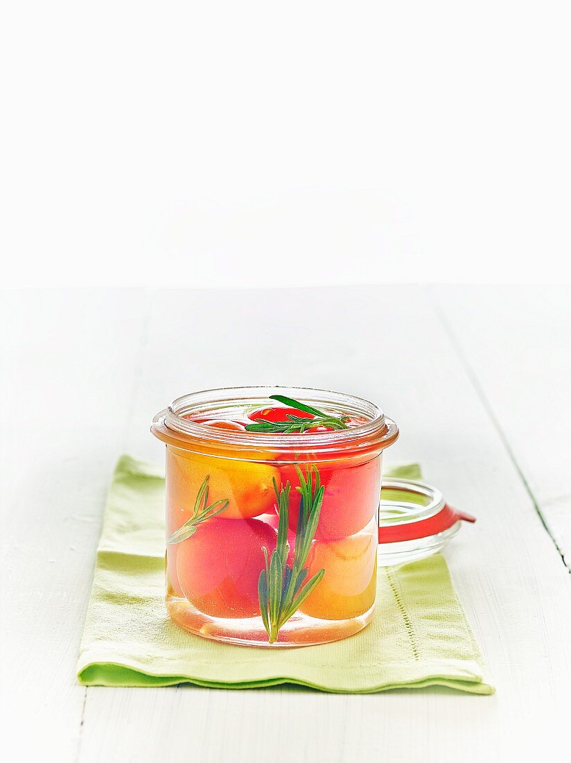 Lacto-fermentierte Tomaten mit Rosmarin im Weckglas