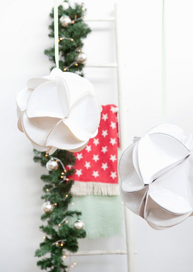 DIY-Dekokugeln aus weißen Papiertellern als Weihnachtsdeko