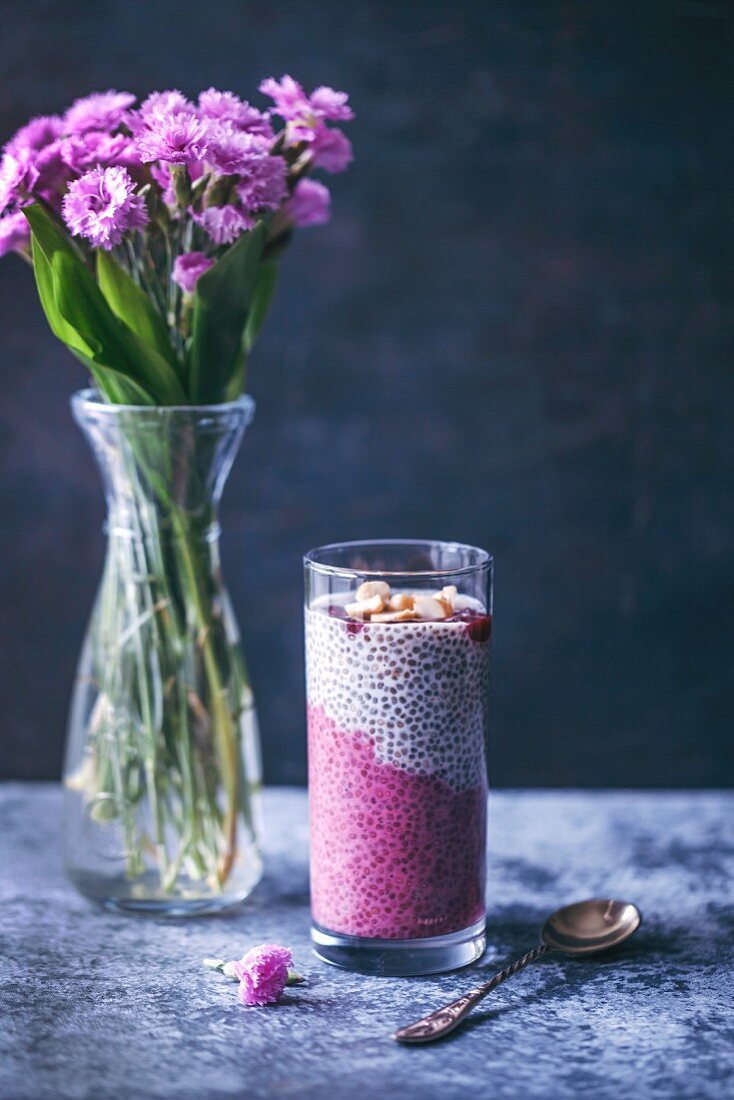 Zweischichtiger Chia-Pudding mit und ohne Rote-Bete-Saft serviert im Glas