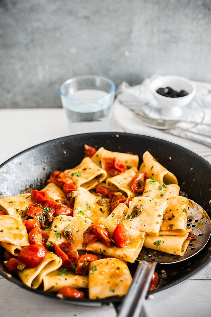 Paccheri mit Tomaten und Kapern