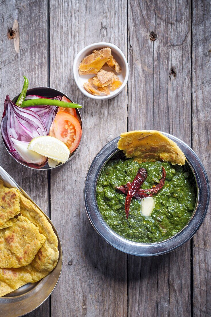 Sarson Ka Saag mit Zwiebelsalat und Jaggery (Indien)