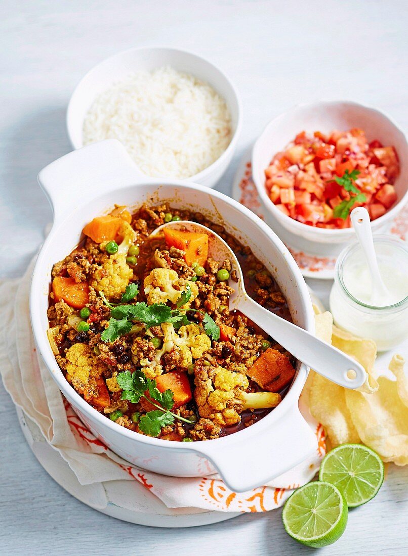Rindfleisch-Gemüse-Curry mit Blumenkohl, Süsskartoffeln, Tomaten und Erbsen