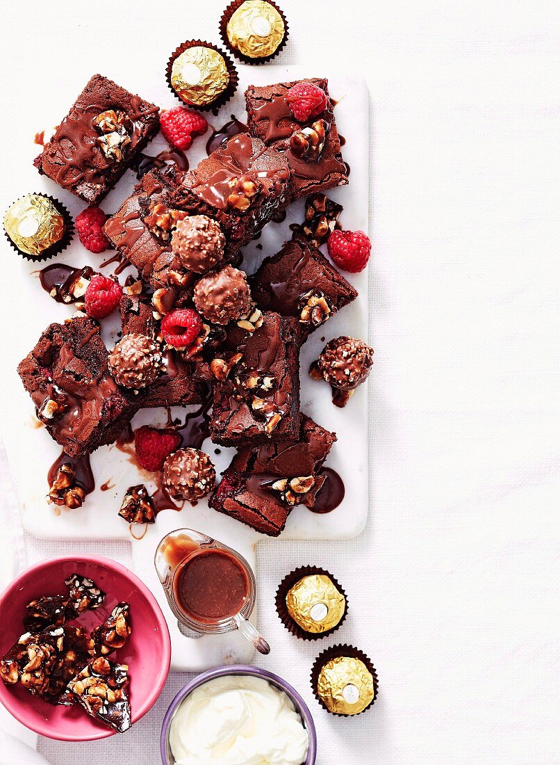 Schokoladen-Fudge-Brownie mit Himbeeren und Haselnuss-Crunch
