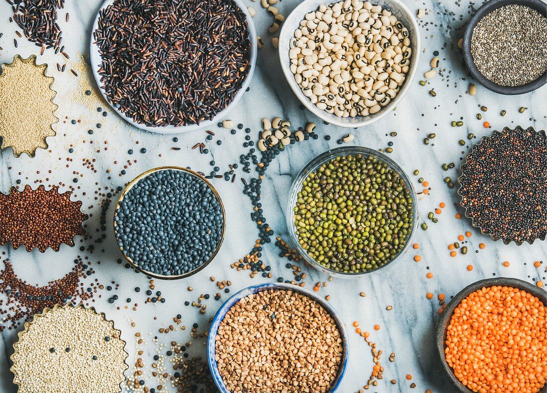 Verschiedene Hülsenfrüchte, Samen, Reis und Getreide für die gesunde Küche