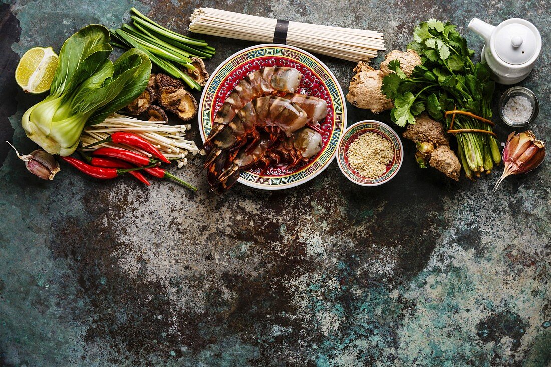 Zutaten für die asiatische Küche: Garnelen, Udonnudeln, Pilze, Gemüse und Gewürze
