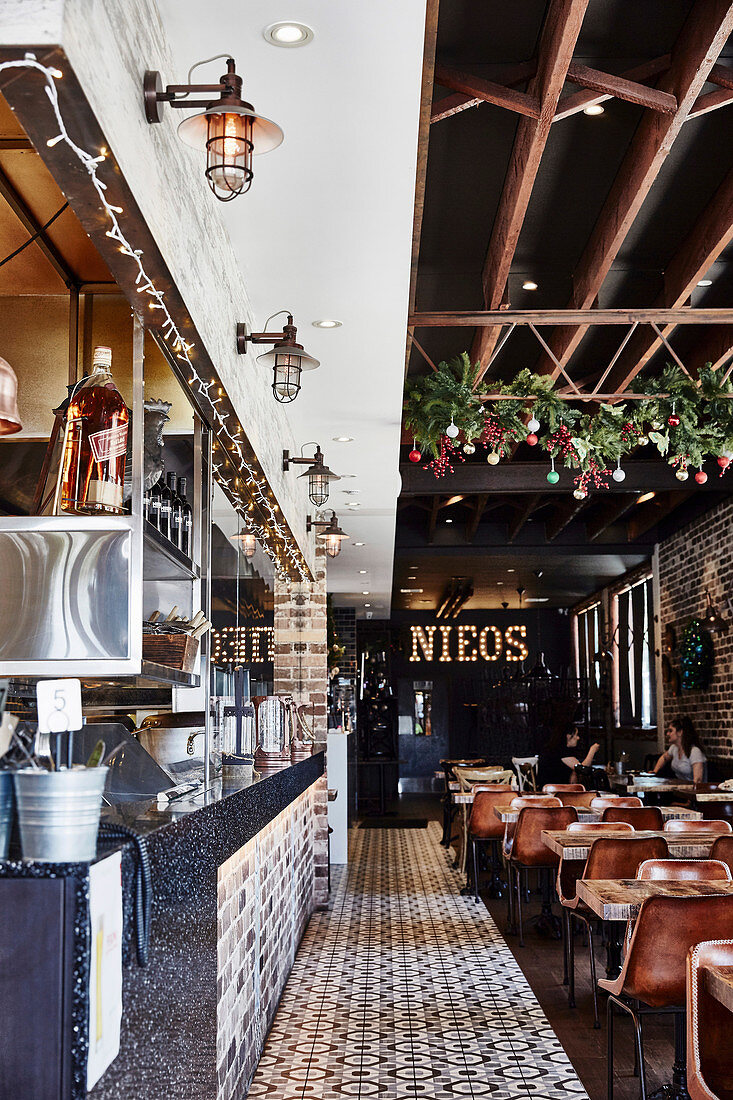 Restaurant im Industriestil mit hoher Decke und gemustertem Boden