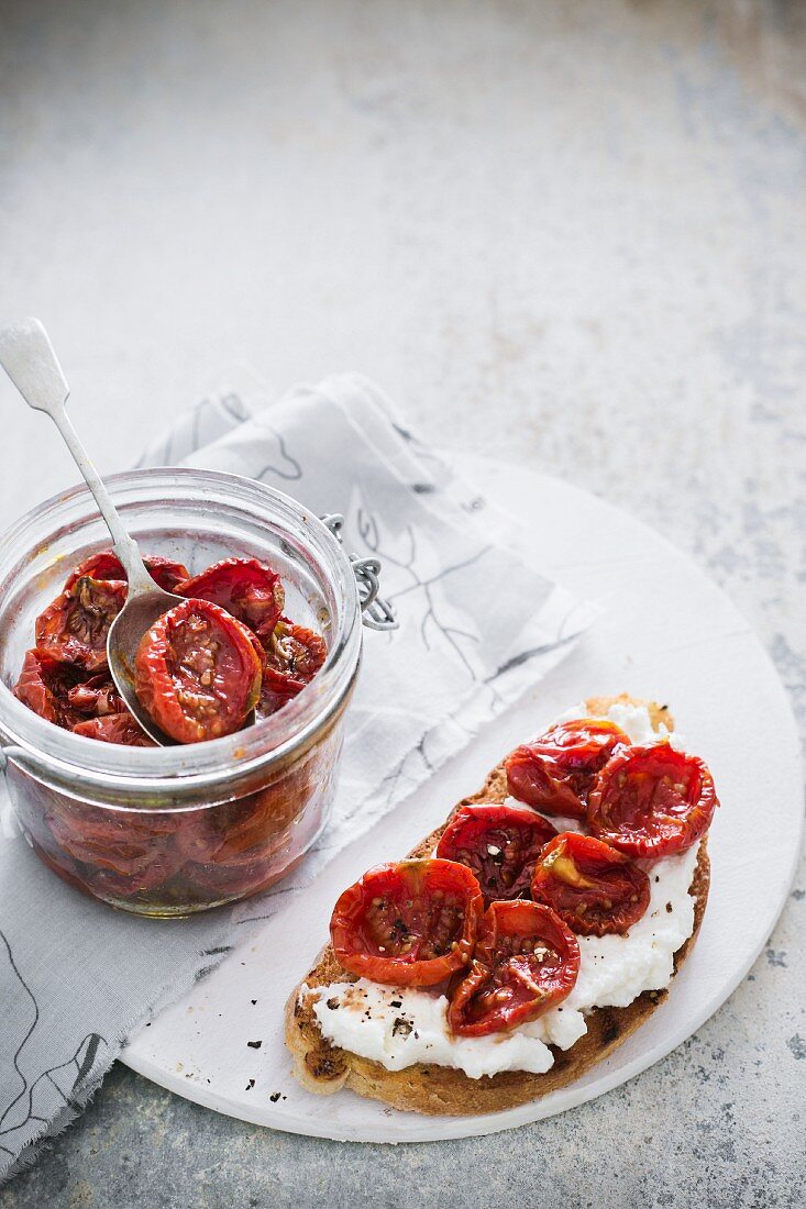 Burschetta mit Tomatenconfit und Ricotta