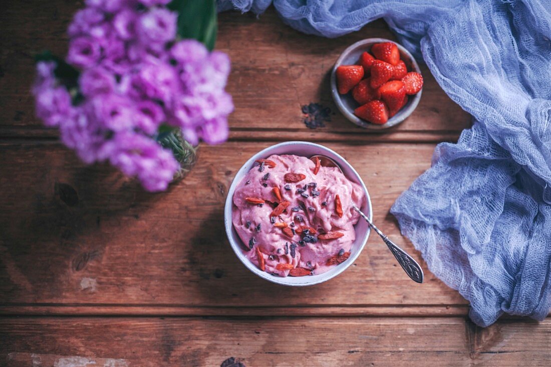 Bananen-Erdbeereis mit Goji-Beeren und Kakaonibs (Aufsicht)