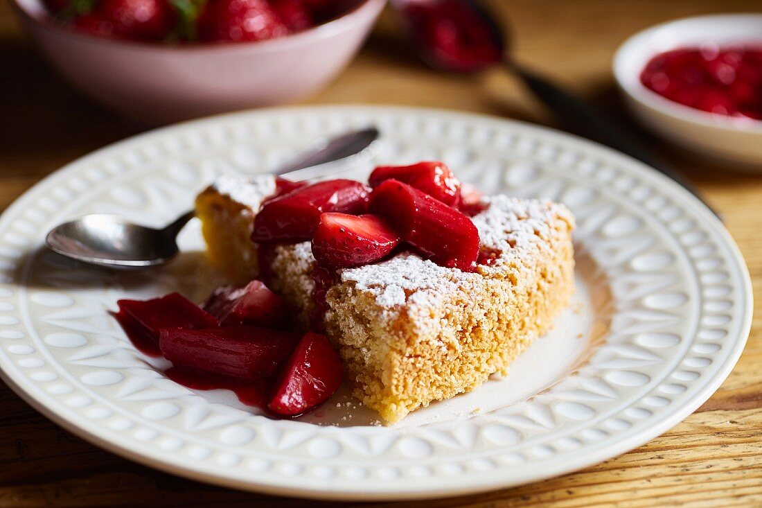 Tarta de Santiago (spanischer Mandelkuchen) mit Erdbeer-Rhabarber-Kompott