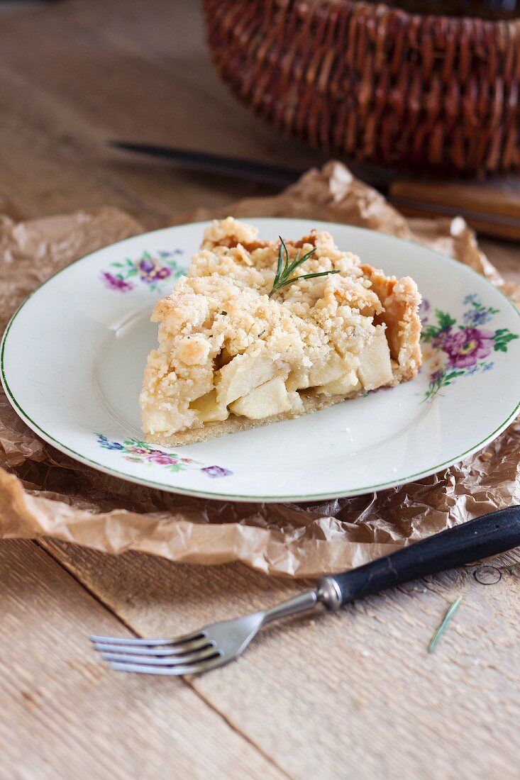 Ein Stück rustikaler Apfelkuchen mit Rosmarin