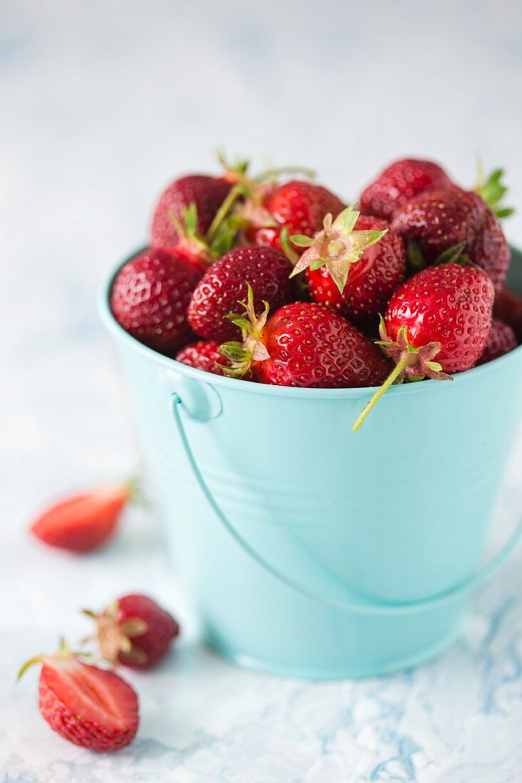 Frische Erdbeeren in einem kleinen Metalleimer