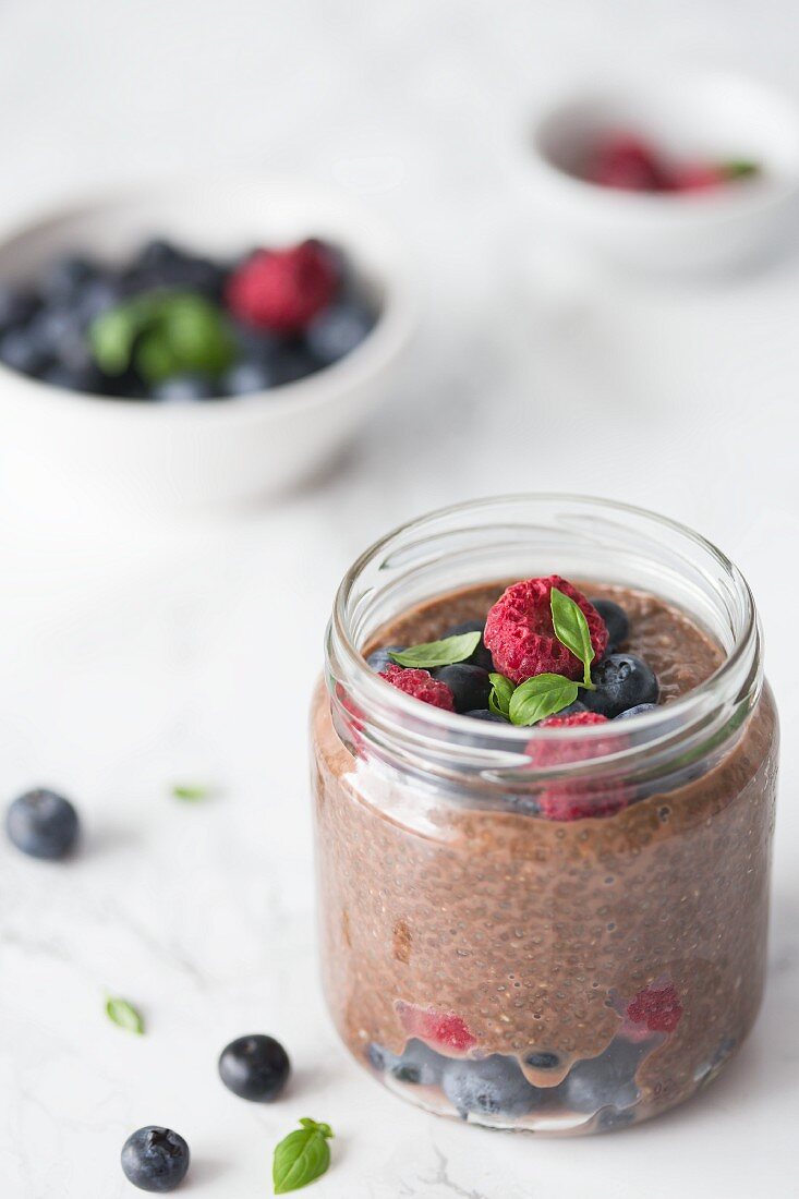 Schokoladen-Chia-Pudding mit Früchten im Glas