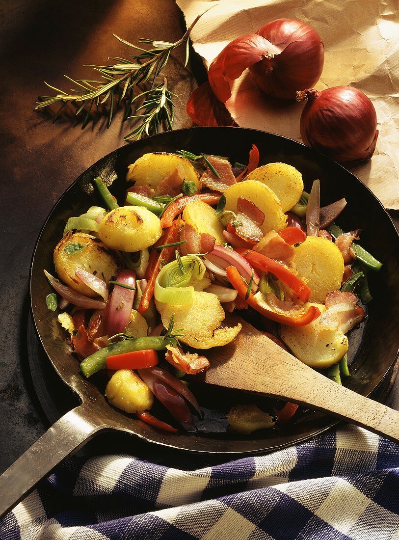 Kartoffelpfanne mit Paprika, roten Zwiebeln, Lauch, Rosmarin