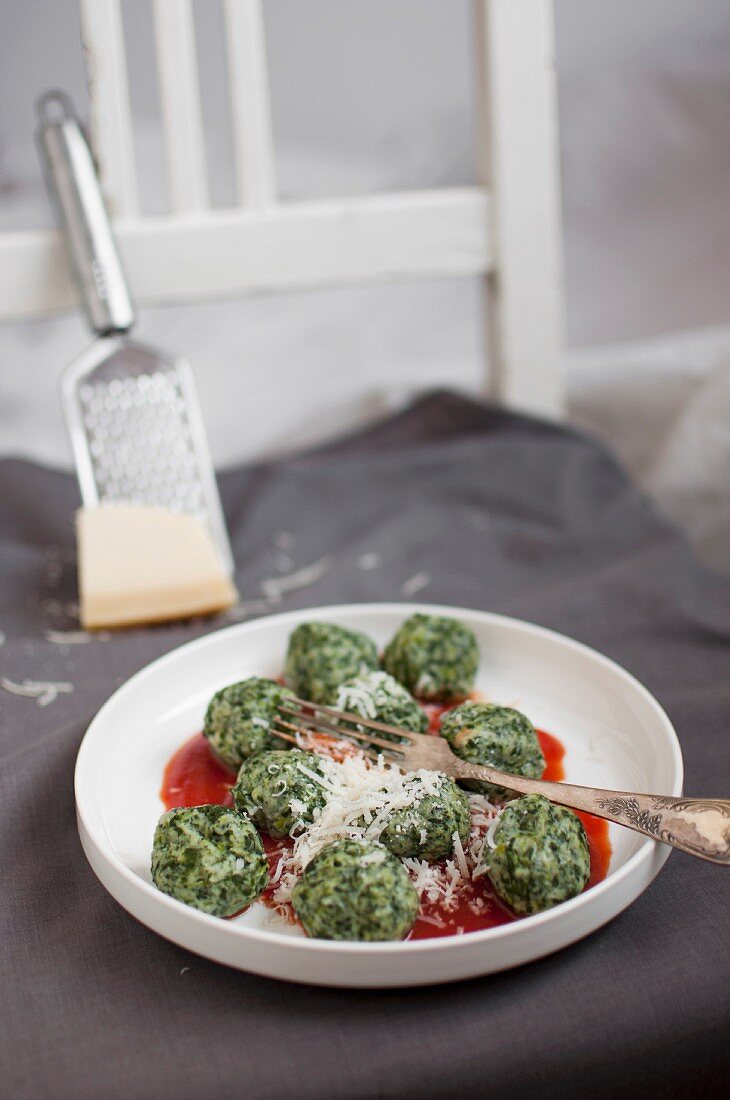 Malfatti (Ricotta-Spinat-Klösse, Italien) mit Tomatensauce und geriebenem Parmesan