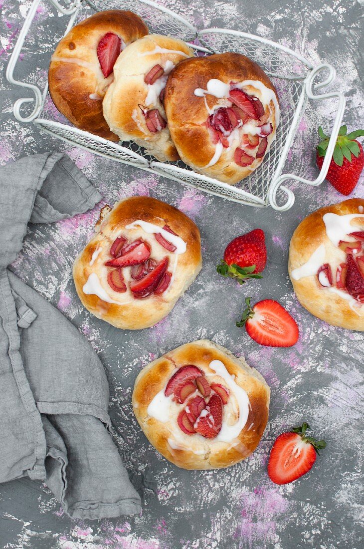 Hefebrötchen mit Rhabarber und Erdbeeren