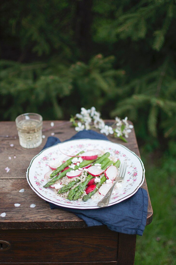 Perlgraupensalat mit grünem Spargel, Radieschen und Feta
