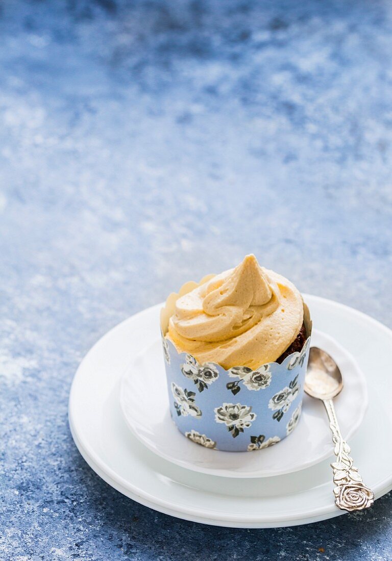 Ein Schokoladen-Cupcake mit Salzkaramell-Buttercremehaube