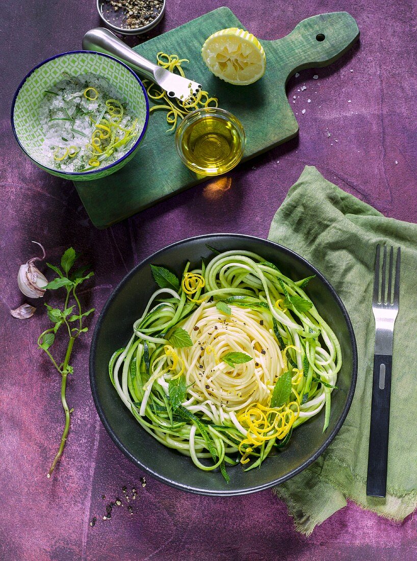 Zucchini-Spaghetti mit Zitrone und Minze