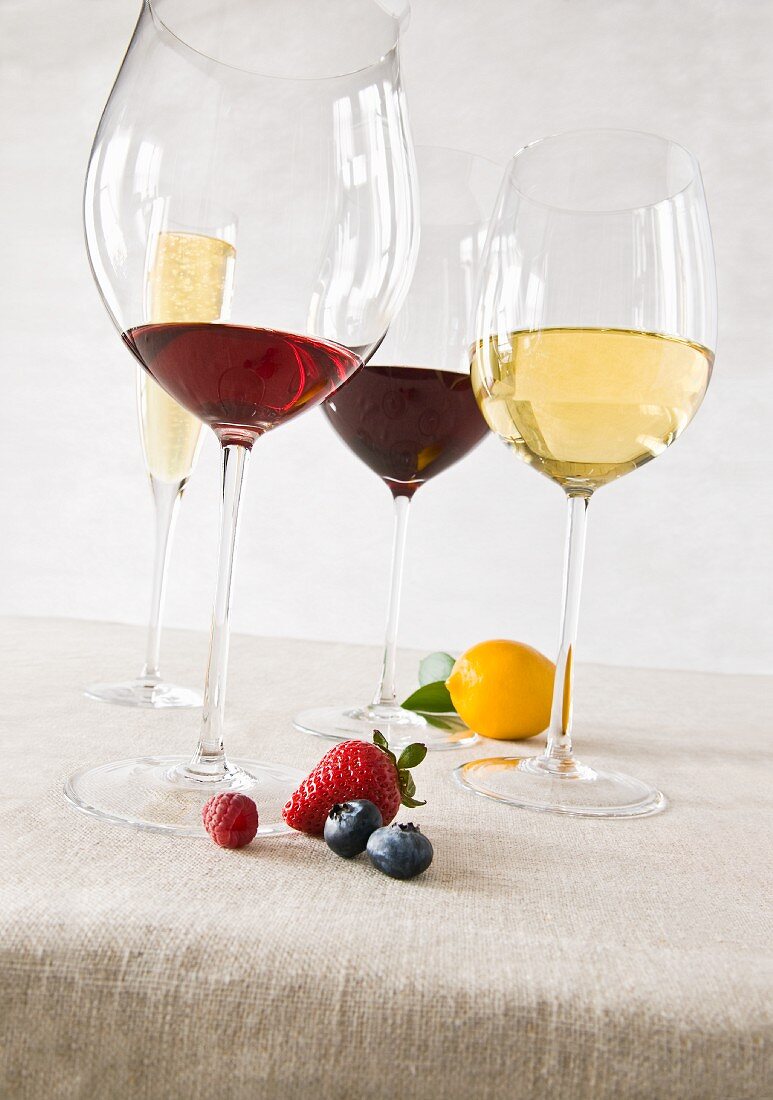 Drei Weingläser und ein Sektglas