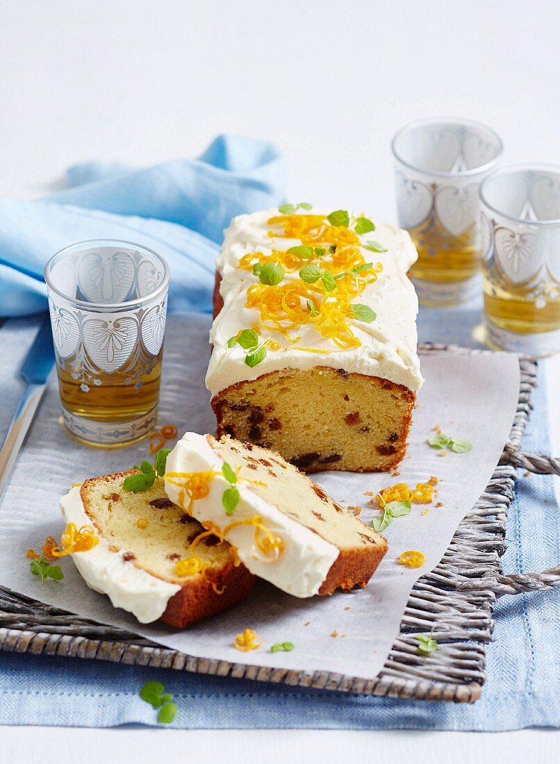 Madeira Cake (Biskuitkuchen, England) mit Orangen, Rosinen und Cremefrosting