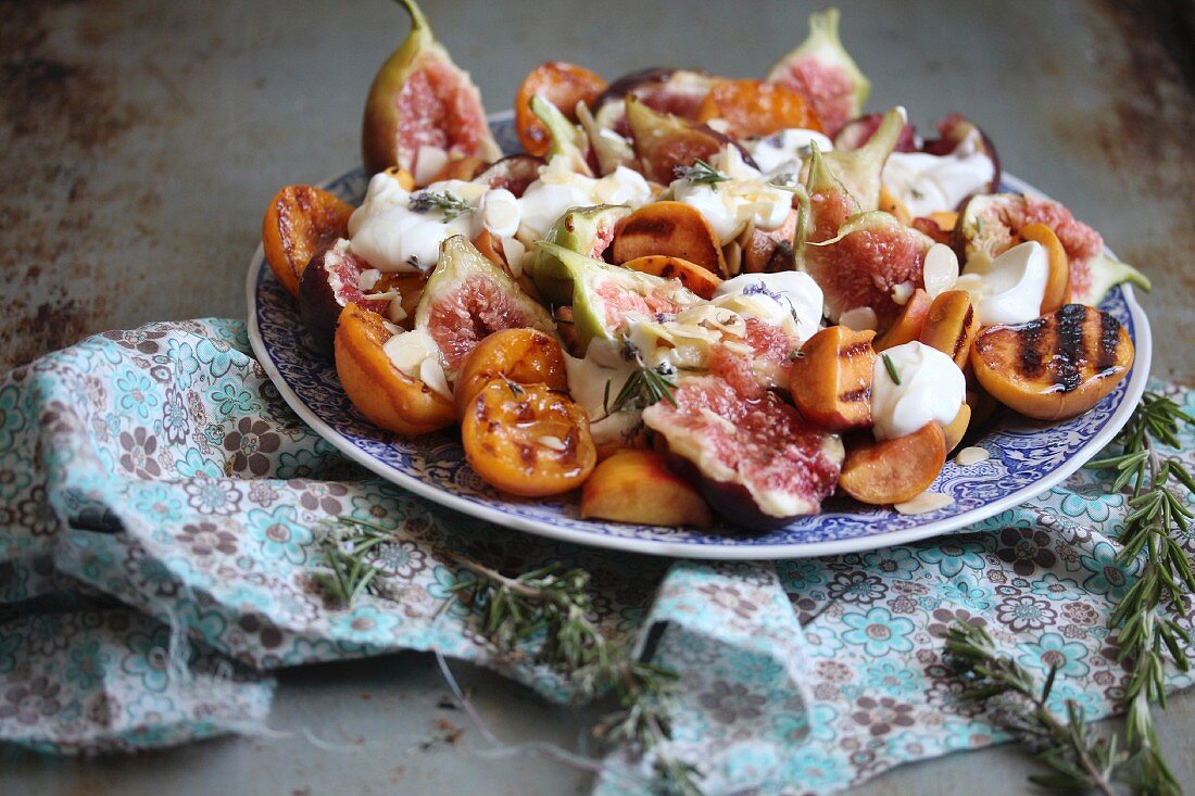 Fig salad with cheese and grilled apricots