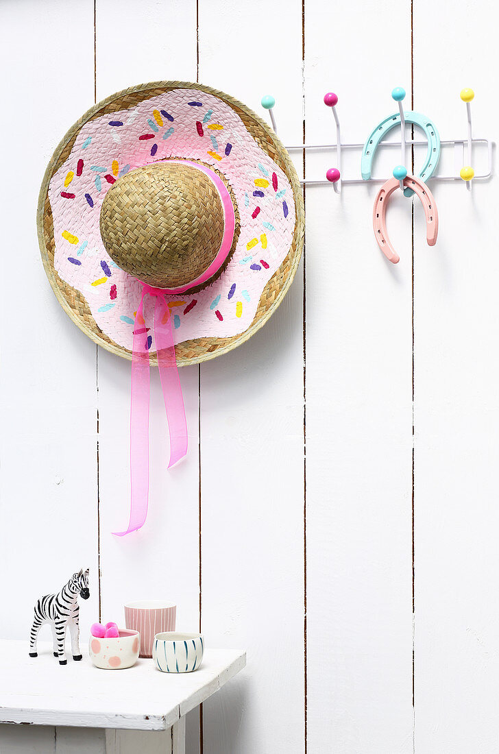 Straw hat with doughnut brim