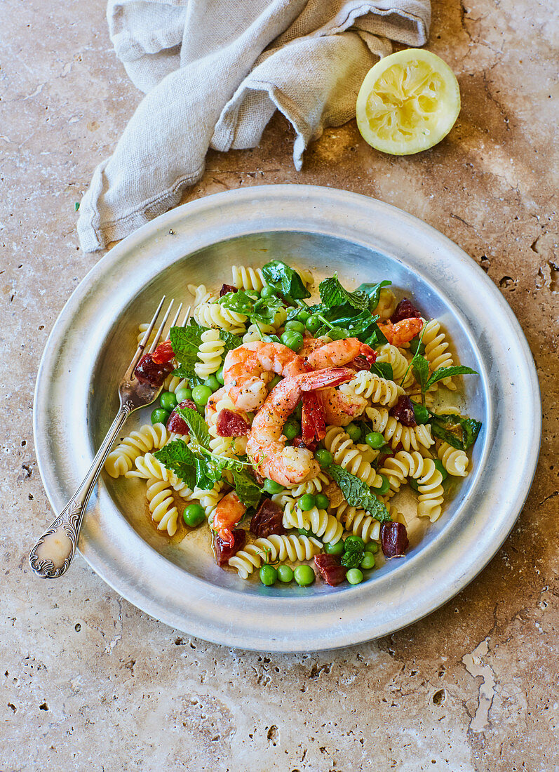 Fusilli mit Garnelen, getrockneten Tomaten, Erbsen und Erbsenranken