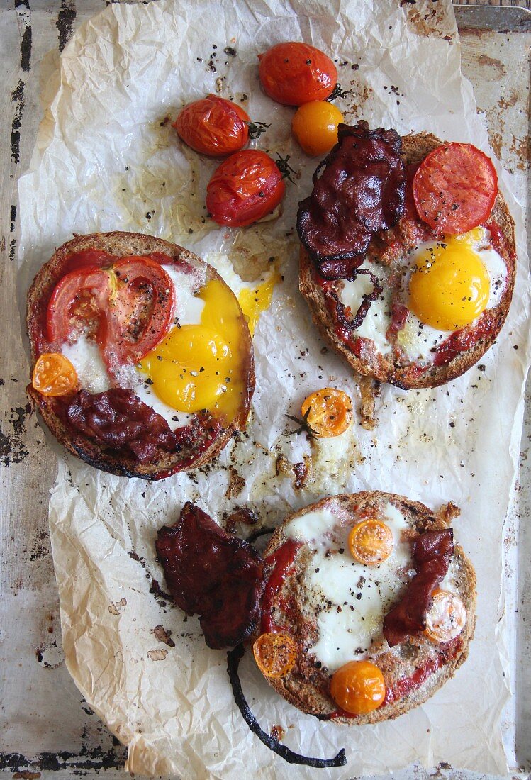 Röstbrote mit Bacon, Tomaten und Spiegelei zum Frühstück