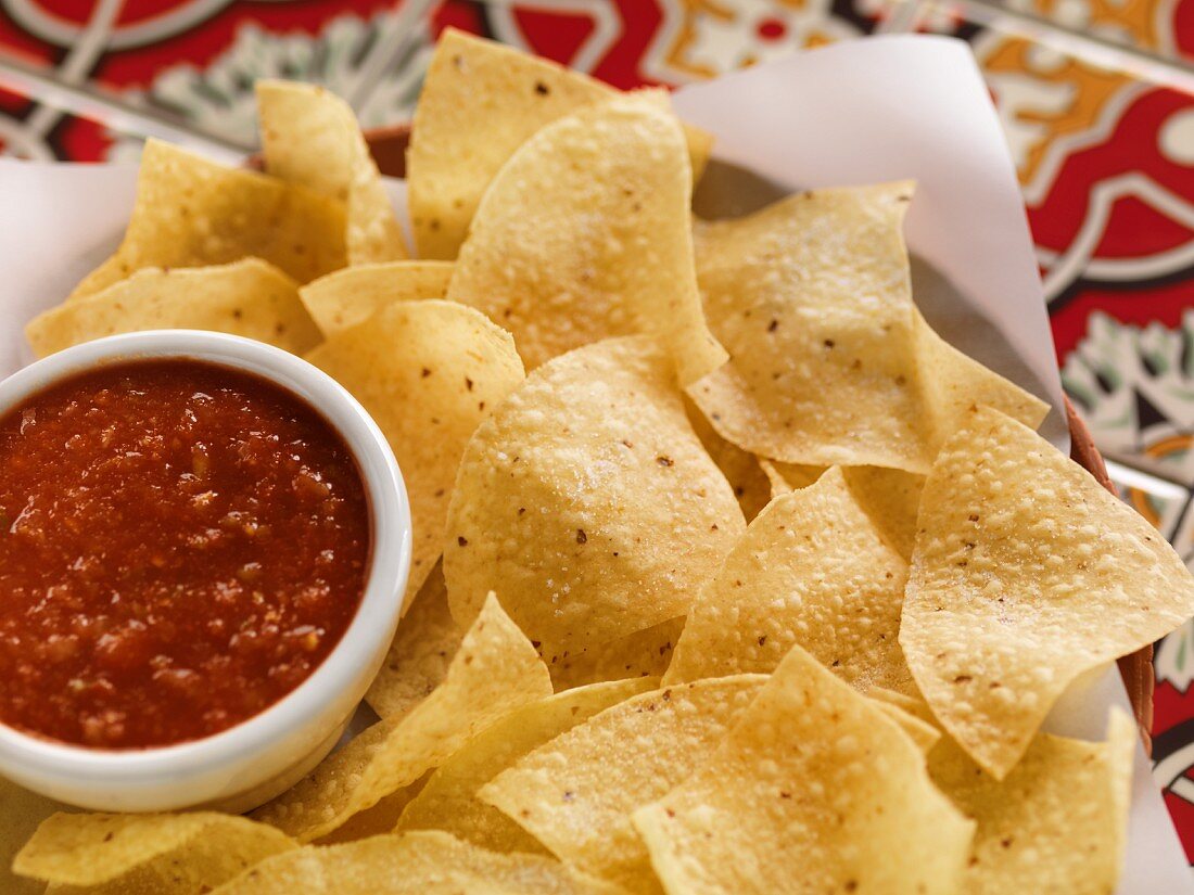 Tortillachips und rote Salsa