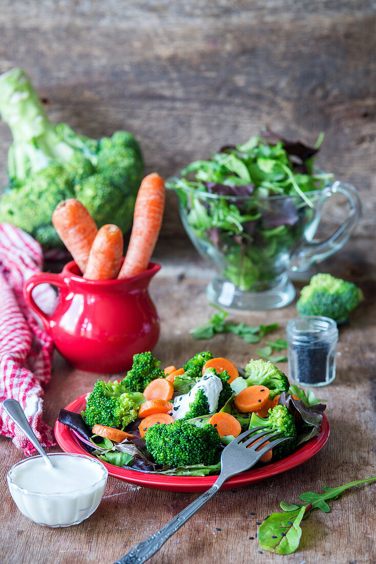 Brokkoli-Karotten-Salat mit Joghurt