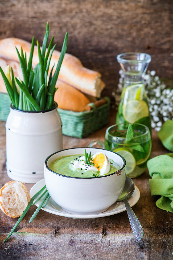 Frühlingszwiebelcremesuppe mit gekochtem Ei