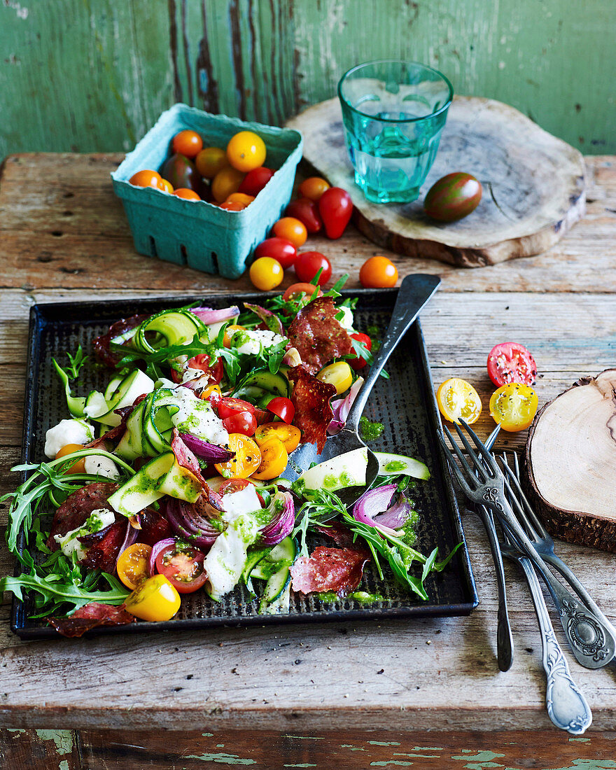 Tomatensalat mit Mozzarella und Pesto