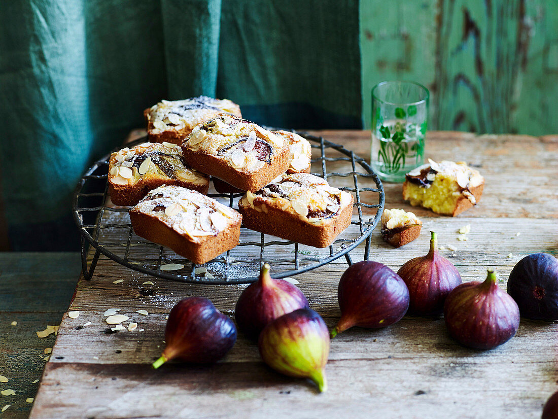 Friands mit Feigen und Mandelblättchen