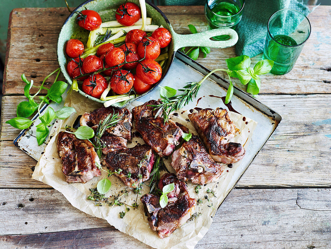 Lammchops mit langsam gebratenen Tomaten