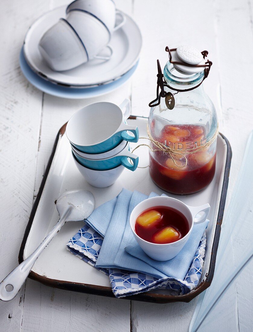 Geeister Tee mit Granatapfel und Saft-Eiswürfeln