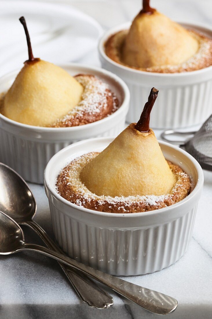 Mini-Kuchen mit pochierter Birne in Dessertförmchen