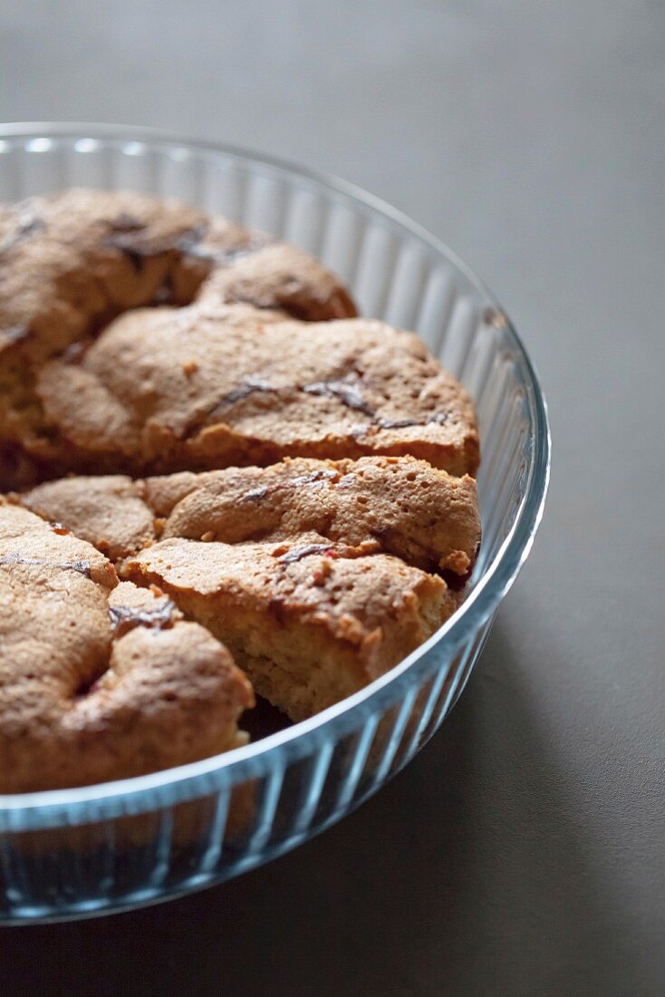 Kuchen mit Kirschen, in Stücke geschnitten, in Glasform