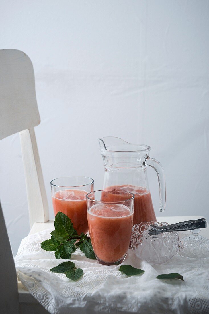 Rhubarb and strawberry smoothies with fresh mint