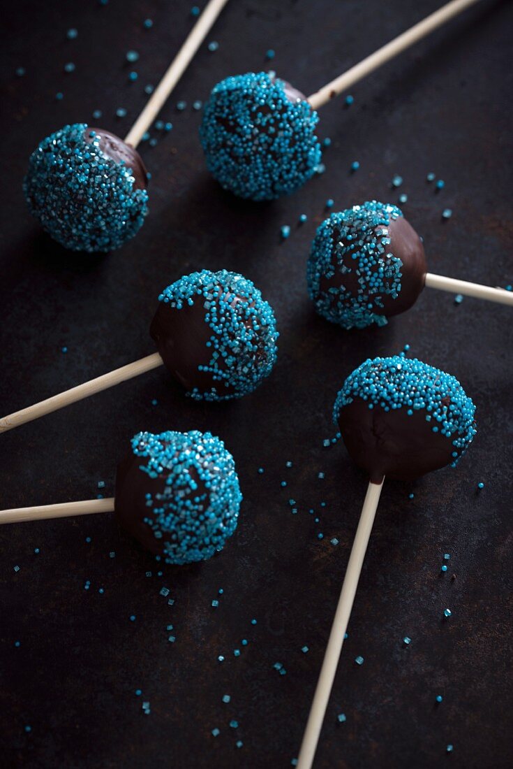 Vegane Cakepops mit blauen Zuckerperlen